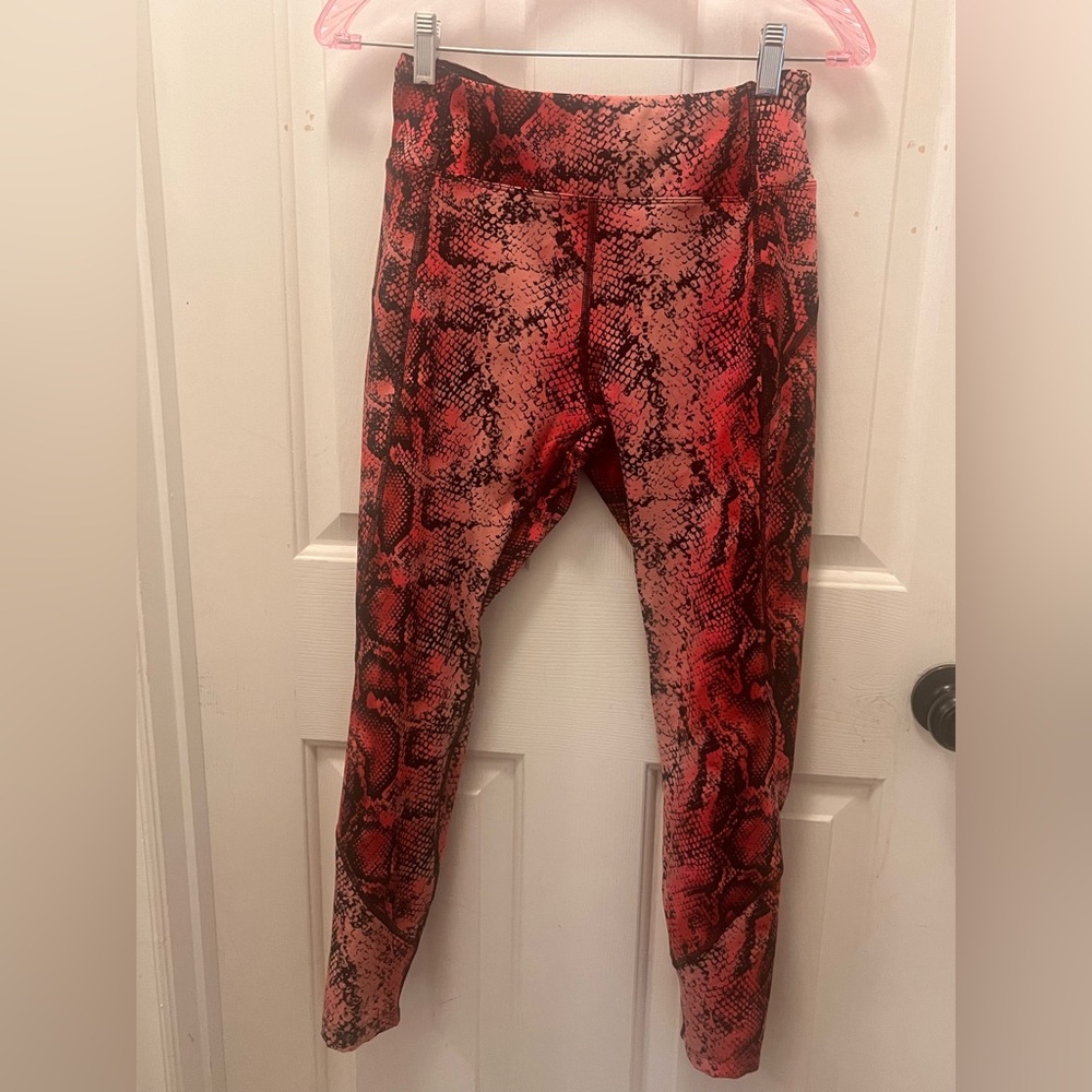 LIKE NEW VS PINK Sport High-Waisted 7/8 Leggings - Red Snake - Sz Medium